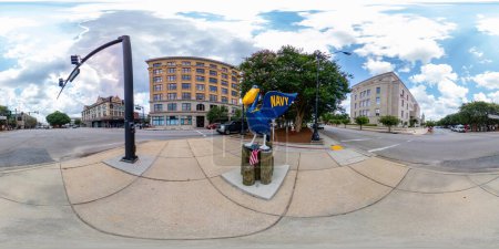 Téléchargez les photos : Pensacola, Floride, États-Unis - juillet 21, 2023 : 360 photo équirectangulaire Blue Navy Pelican statue Downtown Pensacola Floride - en image libre de droit