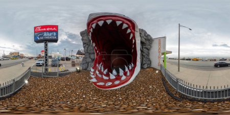Téléchargez les photos : Galveston, TX, États-Unis - juillet 23, 2023 : 360 photo équirectangulaire Shark Attack 5d theater Galveston Texas - en image libre de droit