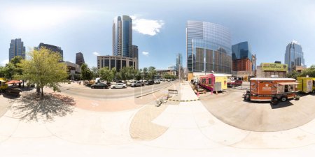 Foto de Austin, TX, USA - 24 de julio de 2023: 360 equirectangular photo food trucks at Downtown Austin Texas - Imagen libre de derechos