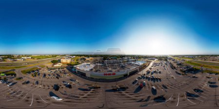 Foto de Brenham, TX, Estados Unidos - 24 de julio de 2023: Aerial 360 equirectangular panorama HEB Supermarket Brenham Texas - Imagen libre de derechos