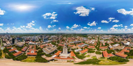 Téléchargez les photos : Austin, TX, États-Unis - 24 juillet 2023 : Photo aérienne 360 équirectangulaire University of Texas UT Tower - en image libre de droit