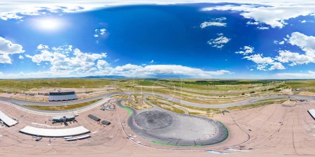 Téléchargez les photos : Fontaine, CO, USA - 26 Juillet 2023 : Drone Aérien 360 Pikes Peak International Raceway Colorado - en image libre de droit