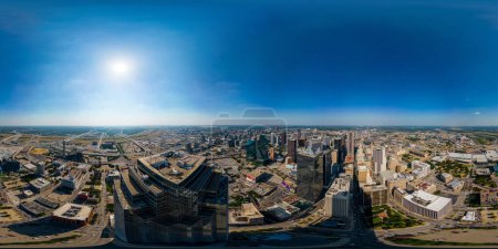 Téléchargez les photos : Dallas, TX, États-Unis - 28 juillet 2023 : Photo aérienne 360 Downtown Dallas Texas USA drone équirectangulaire - en image libre de droit