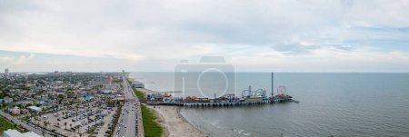 Téléchargez les photos : Panorama aérien du drone Galveston historic Pleasure Pier - en image libre de droit