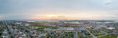 Téléchargez les photos : Coucher de soleil panoramique aérien sur le port de Galveston au Texas - en image libre de droit