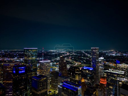 Foto de Foto de la noche aérea Downtown Houston Texas circa julio 2023 - Imagen libre de derechos