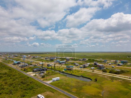 Foto de Foto aérea casas elevadas en Port Bolivar Texas USA - Imagen libre de derechos
