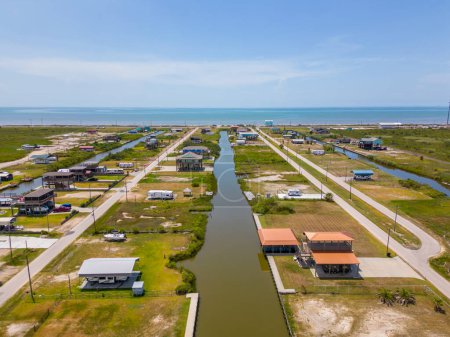Téléchargez les photos : Port Bolivar Texas maisons élevées en raison de fréquentes ondes de tempête zone d'inondation - en image libre de droit
