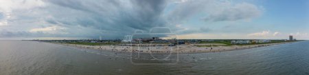 Téléchargez les photos : Panorama aérien Galveston Beach Texas avec des tempêtes de l'après-midi arrivant du nord - en image libre de droit