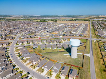 Foto de Foto aérea Manor Casas vecinales de Texas con desarrollo comunitario de torre de agua - Imagen libre de derechos