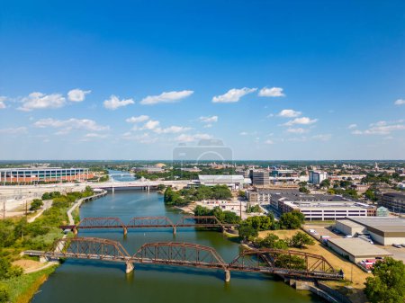 Foto de Foto aérea Downtown Waco Texas y Brazos River - Imagen libre de derechos