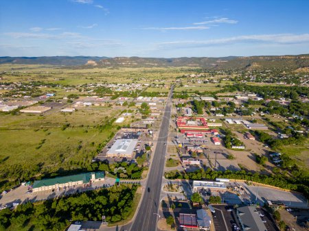 Téléchargez les photos : Photographie aérienne quartier des affaires Raton Nouveau-Mexique vue sur le pic de la rivière Rouge - en image libre de droit