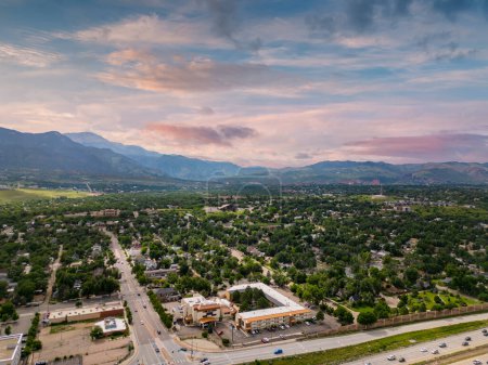Téléchargez les photos : Photo Aérienne Colorado Springs Avec De Beaux Paysage De Montagne De Pikes Peak En Fond - en image libre de droit