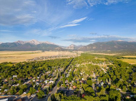 Téléchargez les photos : Photo Aérienne Buena Vista Colorado avec vue sur la montagne - en image libre de droit