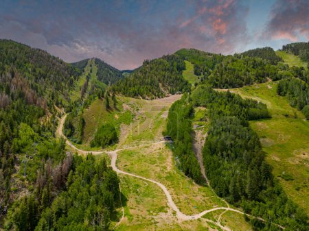 Foto de Foto aérea Líneas de telesilla Aspen Colorado en la montaña - Imagen libre de derechos