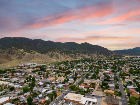 Foto de Casas en Salida Colorado dispararon con un dron aéreo - Imagen libre de derechos