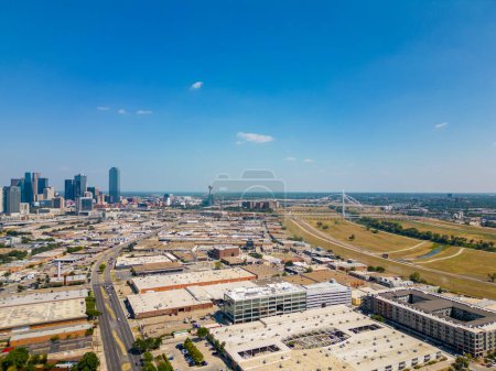 Téléchargez les photos : Vue aérienne lointaine du centre-ville de Dallas Texas - en image libre de droit