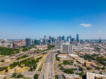 Foto de Autopistas aéreas fotográficas que llevan al centro de Dallas Texas - Imagen libre de derechos