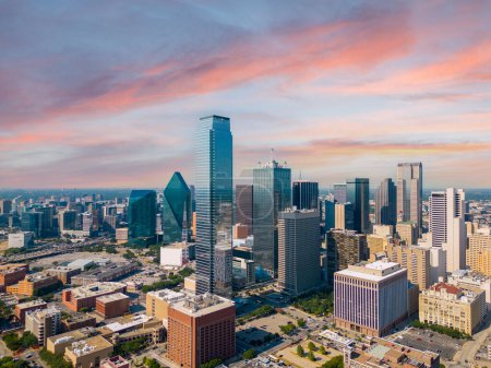 Téléchargez les photos : Photo Aérienne Du Centre-Ville De Dallas Texas Sur Un Ciel Bleu Vers 2023 Vague De Chaleur D'été - en image libre de droit