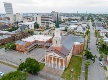 Foto de Galveston, TX, Estados Unidos - 23 de julio de 2023: Foto del dron aéreo Primera Iglesia Evangélica Luterana Galveston Texas - Imagen libre de derechos