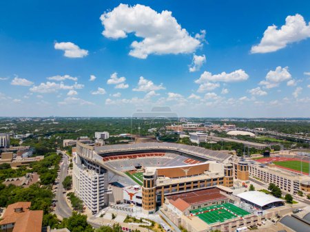 Foto de Austin, TX, Estados Unidos - 24 de julio de 2023: Foto aérea Darrell K Royal Texas Memorial Stadium en la Universidad de Texas Austin - Imagen libre de derechos