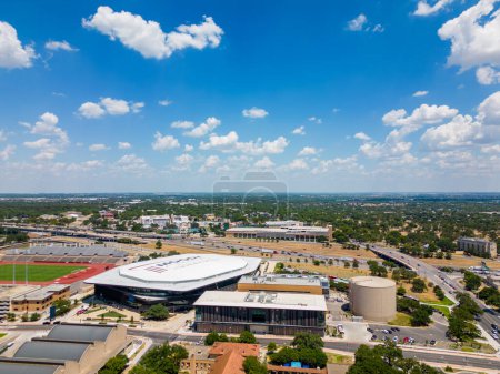Téléchargez les photos : Austin, Texas, États-Unis - 24 juillet 2023 : Photo aérienne Moody Center à l'Université du Texas - en image libre de droit