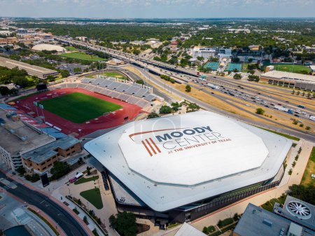 Foto de Austin, TX, Estados Unidos - 24 de julio de 2023: Foto aérea Moody Center en la Universidad de Texas - Imagen libre de derechos