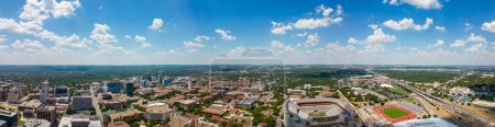 Foto de Austin, TX, Estados Unidos - 24 de julio de 2023: Panorama aéreo University of Texas at Austin - Imagen libre de derechos