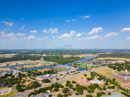 Téléchargez les photos : Waco, TX, États-Unis - 24 juillet 2023 : Photo aérienne Université Baylor sur la rivière Brazos - en image libre de droit