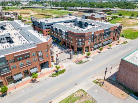 Foto de Oklahoma City, OK, Estados Unidos - 25 de julio de 2023: Foto aérea de Steelyard Apartments Downtown Oklahoma City - Imagen libre de derechos