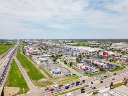 Téléchargez les photos : Oklahoma City, OK, États-Unis - 25 juillet 2023 : Photo aérienne de drone Westgate Marketplace Oklahoma City - en image libre de droit