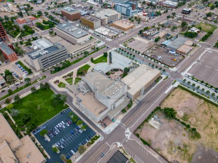 Foto de Colorado Springs, CO, Estados Unidos - 26 de julio de 2023: Foto aérea Pikes Peak Center For The Performing Arts - Imagen libre de derechos