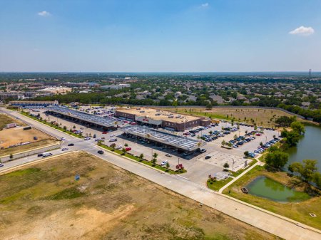 Foto de Denton, TX, Estados Unidos - 28 de julio de 2023: Foto aérea Bucees Buc ees gasolinera Denton Texas - Imagen libre de derechos