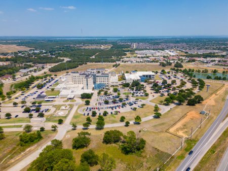 Téléchargez les photos : Denton, TX, États-Unis - Le 28 juillet 2023 : Photo aérienne Cité Médicale Denton Texas - en image libre de droit