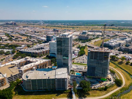 Foto de Dallas, TX, Estados Unidos - 28 de julio de 2023: Foto de inspección aérea de drones Dallas Urby Apartments construction - Imagen libre de derechos