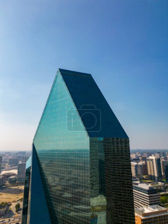 Foto de Dallas, TX, Estados Unidos - 28 de julio de 2023: Foto aérea Fountain Place Tower Downtown Dallas - Imagen libre de derechos