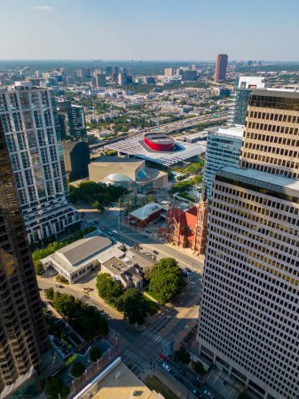 Foto de Dallas, TX, Estados Unidos - 28 de julio de 2023: Vista aérea de la Ópera Winspear entre torres de gran altura en Dallas Texas - Imagen libre de derechos