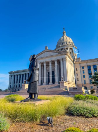 Foto de Oklahoma City, OK, Estados Unidos - 25 de julio de 2023: Mientras las aguas fluyan escultura de bronce fuera del edificio del Capitolio Estatal de Oklahoma - Imagen libre de derechos