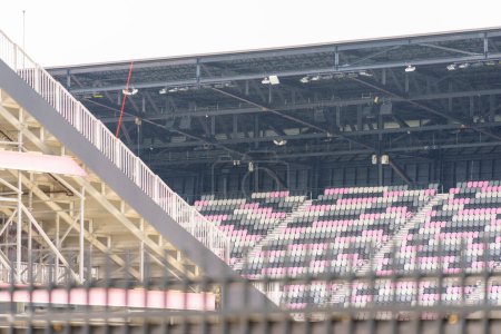 Foto de Fort Lauderdale, FL, Estados Unidos - 19 de agosto de 2023: Lluvia asientos vacíos DRV PNK Stadium - Imagen libre de derechos