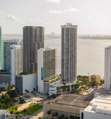 Foto de Miami, FL, Estados Unidos - 22 de agosto de 2023: Foto aérea al oeste de la Opera Tower Miami - Imagen libre de derechos