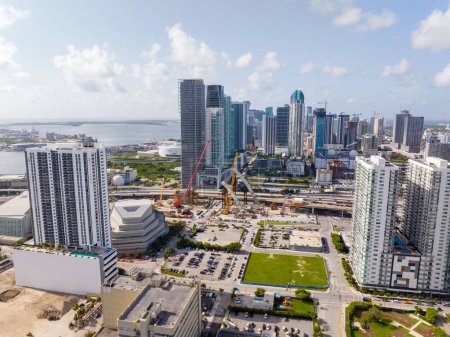 Foto de Miami, FL, USA - 22 de agosto de 2023: etapas de desarrollo del Puente de la Firma de Miami - Imagen libre de derechos