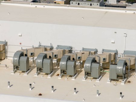 Foto de Foto aérea del sistema de ventiladores industriales HVAC en la azotea - Imagen libre de derechos
