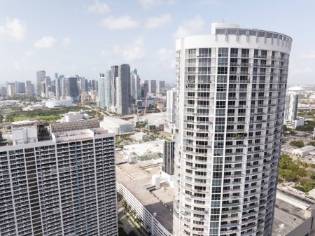 Foto de Miami, FL, Estados Unidos - 22 de agosto de 2023: Foto aérea en el lado norte de la Opera Tower Miami - Imagen libre de derechos