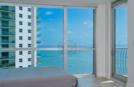 Téléchargez les photos : Intérieur photographie immobilière Miami vue sur la baie - en image libre de droit