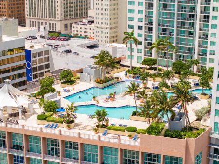Téléchargez les photos : Miami, FL, États-Unis - 22 août 2023 : Photo aérienne Fête de la piscine estivale Miami - en image libre de droit