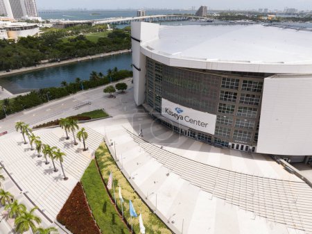 Foto de Miami, FL, Estados Unidos - 22 de agosto de 2023: Foto aérea Kaseya Center sports arena Miami - Imagen libre de derechos