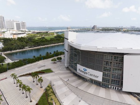 Téléchargez les photos : Miami, FL, États-Unis - 22 août 2023 : Photo aérienne Kaseya Center Sports arena Miami - en image libre de droit