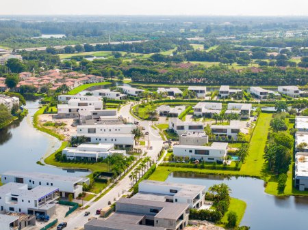 Téléchargez les photos : Photos Aériennes Maisons De Luxe à Weston En Floride États-Unis Vers Août 2023 - en image libre de droit