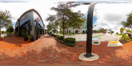 Téléchargez les photos : Fort Lauderdale, Floride, États-Unis - Le 25 août 2023 : Photo équirectangulaire du centre-ville de Fort Lauderdale 360 Planta Queen Restaurant - en image libre de droit