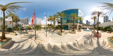 Téléchargez les photos : Fort Lauderdale, FL - 25 août 2023 : Photo équirectangulaire du centre-ville de Fort Lauderdale 360 Museum Plaza centre d'affaires - en image libre de droit